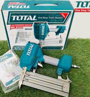 Cloueuse pneumatique pour béton TOTAL TAT8641
