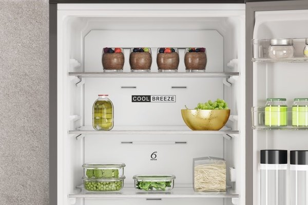 Intérieur du réfrigérateur Whirlpool W7X 81O OX 0 avec clayettes en verre