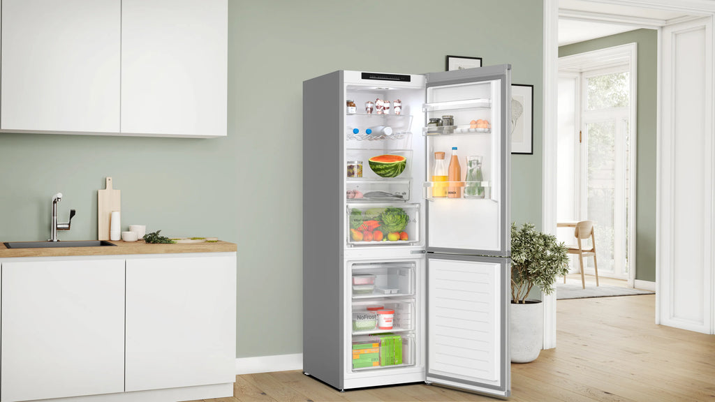 Bosch KGN362LDF porte ouverte dans une cuisine