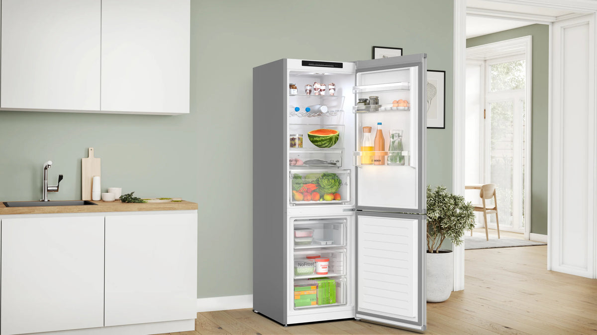 Bosch KGN362LDF porte ouverte dans une cuisine