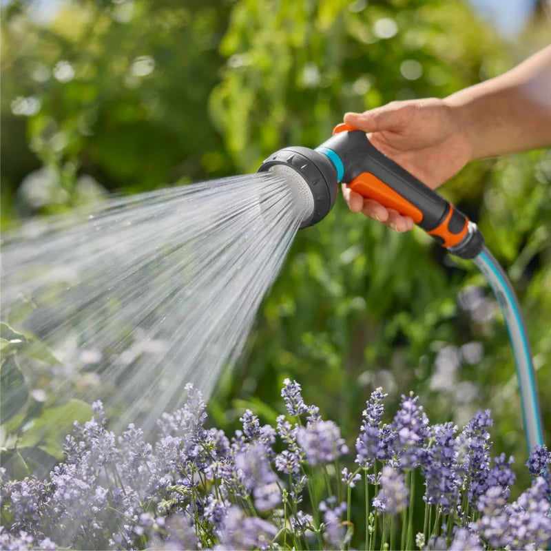 Tête du pistolet-arrosoir Classic Gardena délivrant un jet de brume