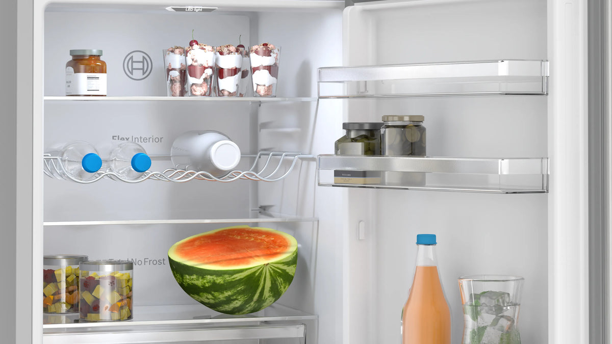 Intérieur du réfrigérateur Bosch KGN362LDF avec clayettes en verre