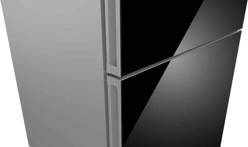 Détail de la façade noire du Bosch KGN56LB31U
