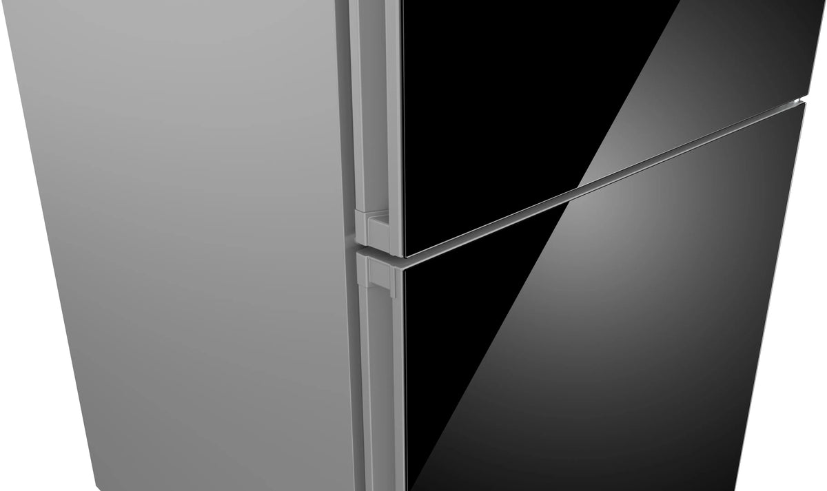 Détail de la façade noire du Bosch KGN56LB31U
