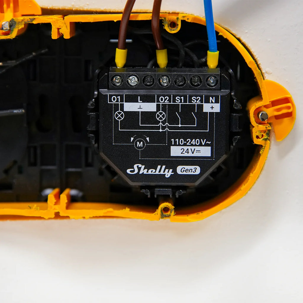 Shelly 2PM Gen3 installé dans une boîte d'encastrement
