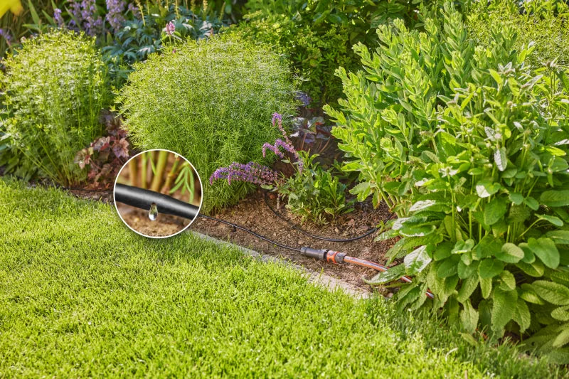 Installation du kit goutte-à-goutte Gardena au pied d'un massif