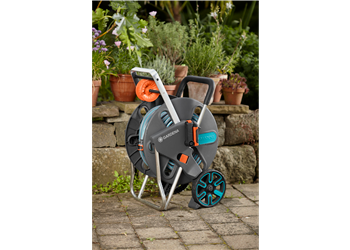 Utilisation du dévidoir sur roues CleverRoll L au jardin