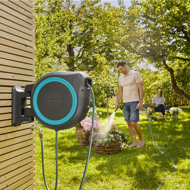 Dévidoir RollUp XL Gardena fixé au mur avec son tuyau de 35 m