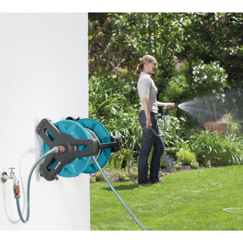 Dévidoir portable Gardena posé au sol dans le jardin