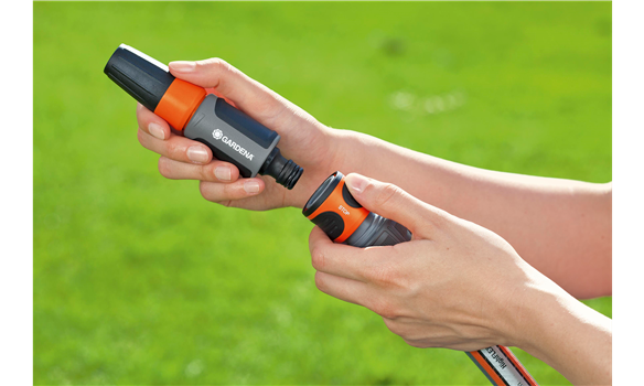 Raccord Aquastop Gardena monté en bout de tuyau d'arrosage