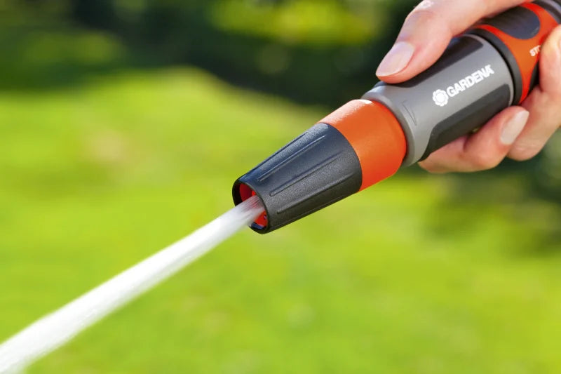 Nez de robinet Gardena vissé sur un robinet de jardin