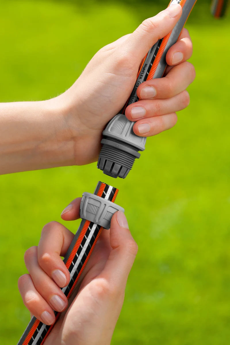 Réparateur Gardena installé sur un tuyau d'arrosage