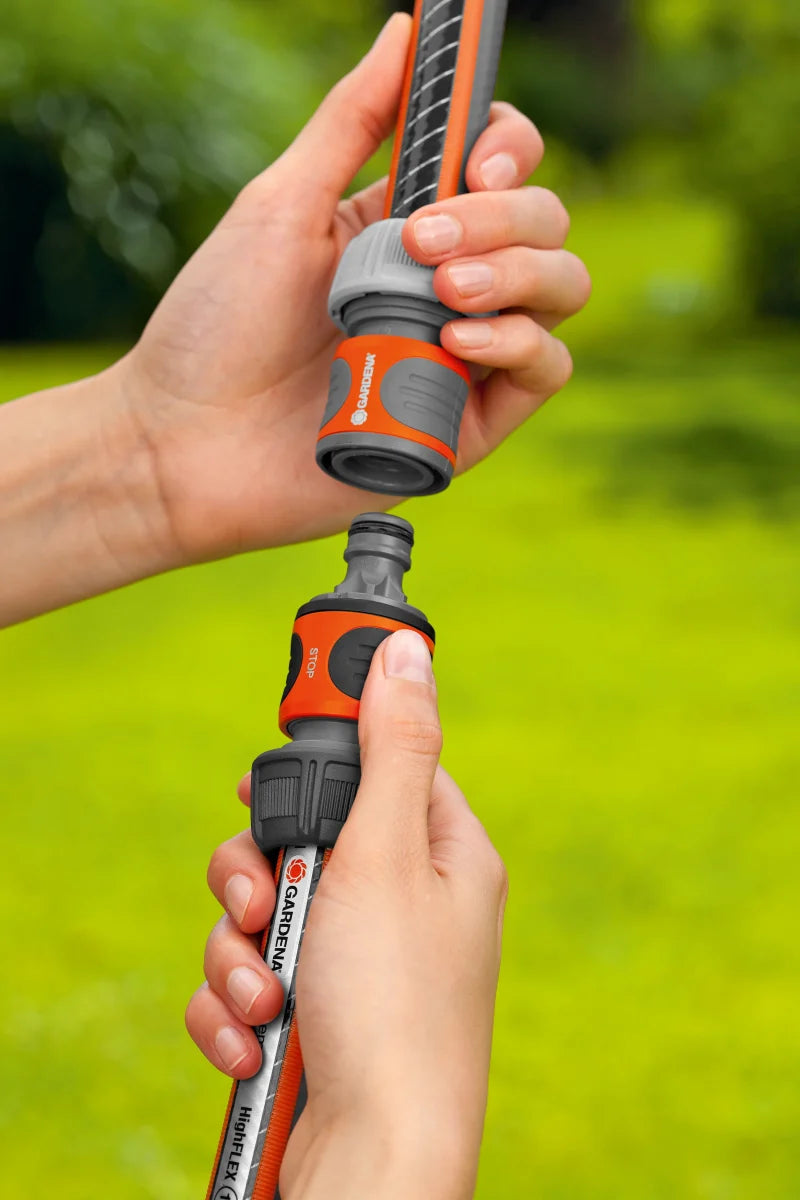 Connecteur Gardena raccordé entre deux tuyaux d'arrosage