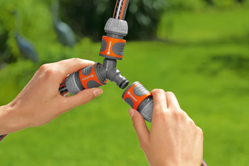 Dérivation en Y Gardena installée sur un robinet pour alimenter deux tuyaux