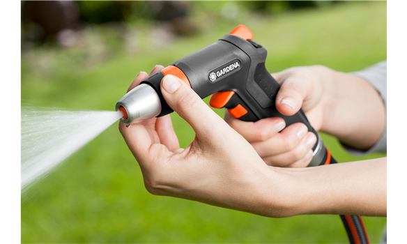 Pistolet d'arrosage et de nettoyage Premium Gardena en cours d'utilisation