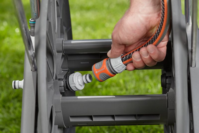 Fonction Kick and Stand du dévidoir sur roues CleverRoll L Gardena