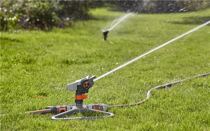 Arroseur-canon sur pic Comfort en fonctionnement au jardin