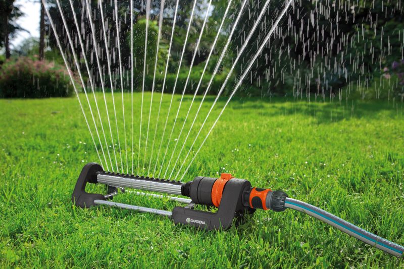 Arroseur oscillant Gardena en fonctionnement sur une pelouse