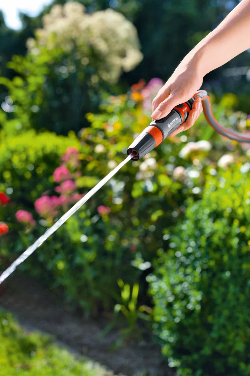 Raccord aquastop Gardena branché en un clic sur un tuyau d'arrosage