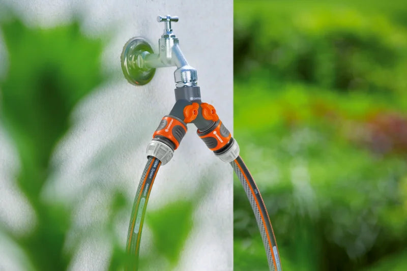 Sélecteur 2 voies Gardena vissé sur un robinet de jardin