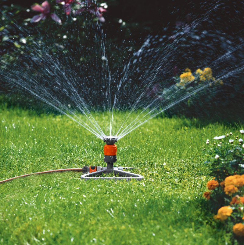 Arroseur circulaire Gardena en action sur une pelouse