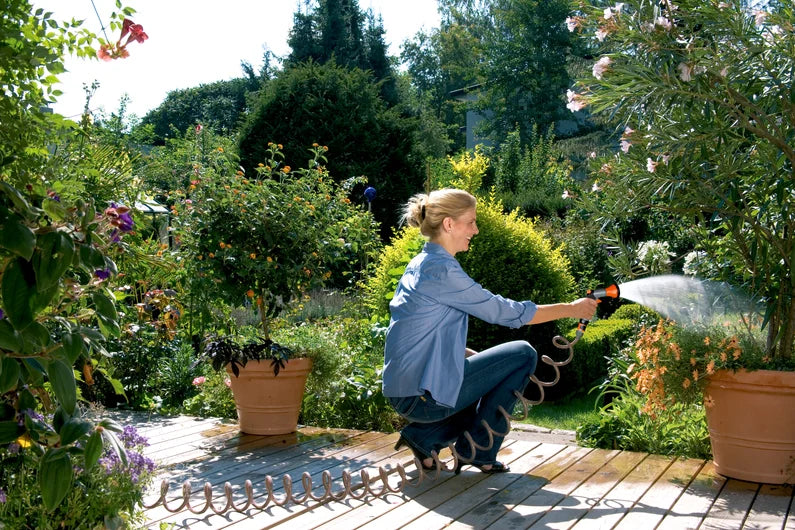 Tuyau spiralé Gardena enroulé sur lui-même après utilisation