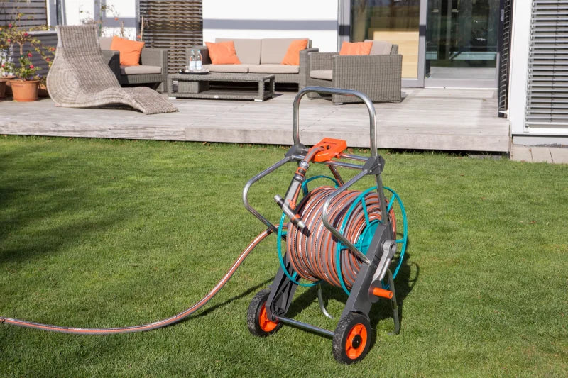 Dévidoir métal sur roues Gardena utilisé dans un grand jardin