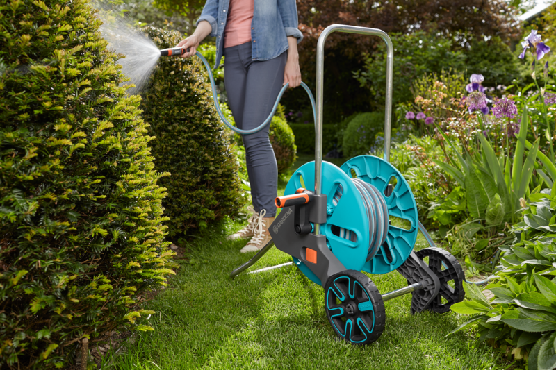 Dévidoir CleverRoll M en cours d'utilisation au jardin
