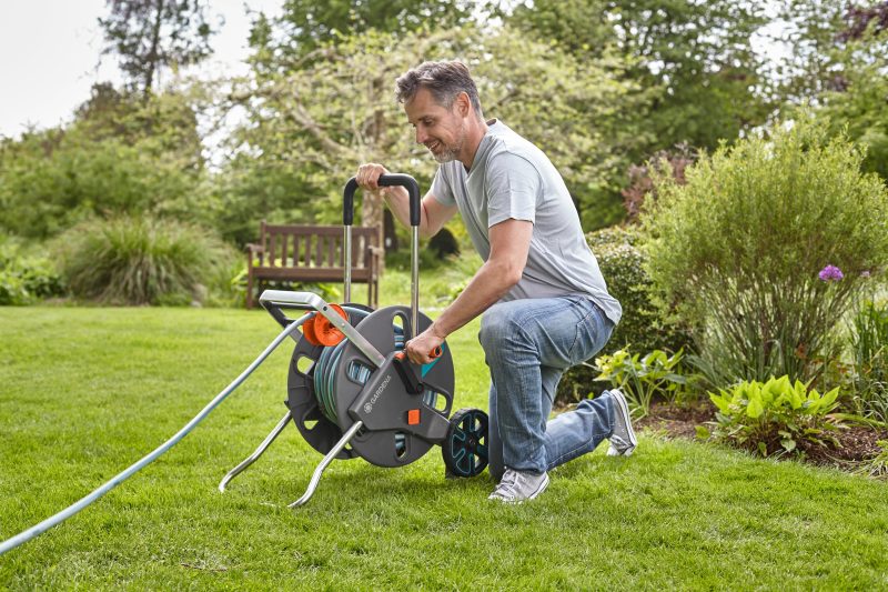 Déplacement du dévidoir CleverRoll L Gardena sur ses grandes roues