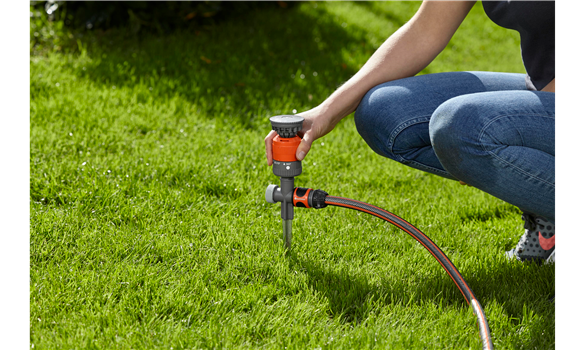 Arroseur circulaire Gardena en fonctionnement sur la pelouse