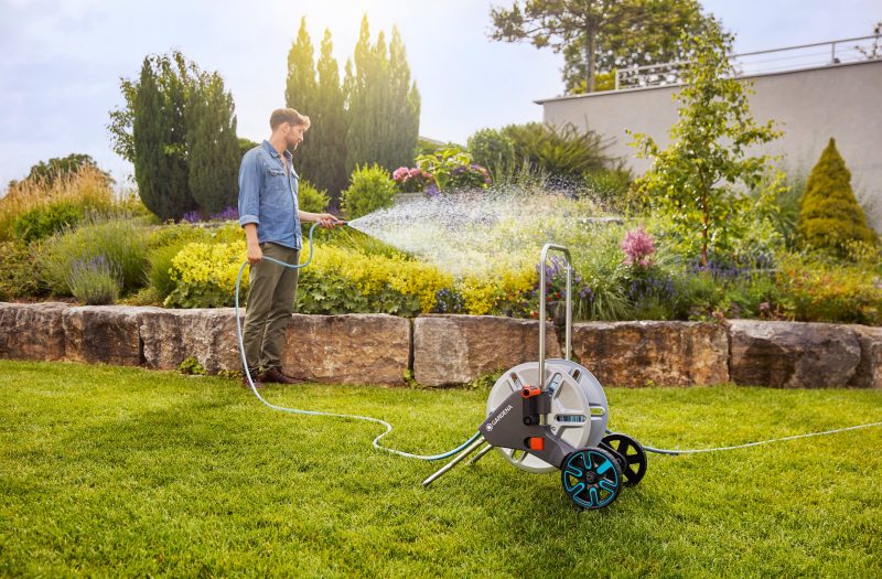 Dévidoir CleverRoll L Easy tiré dans un jardin par sa poignée