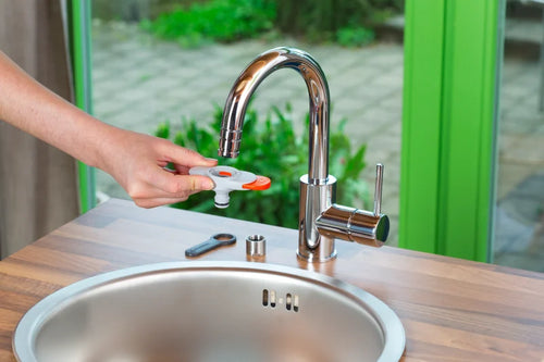 Adaptateur Gardena posé sur un robinet de cuisine