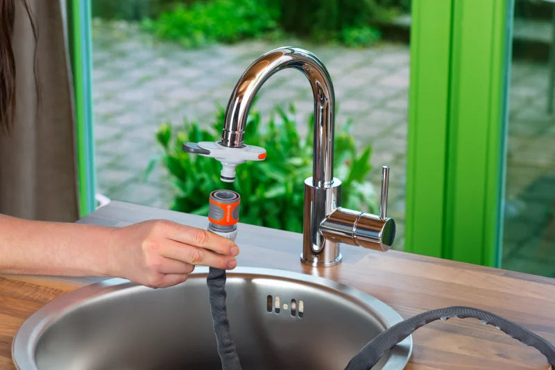 Mise en place de l'adaptateur sur le filetage du robinet