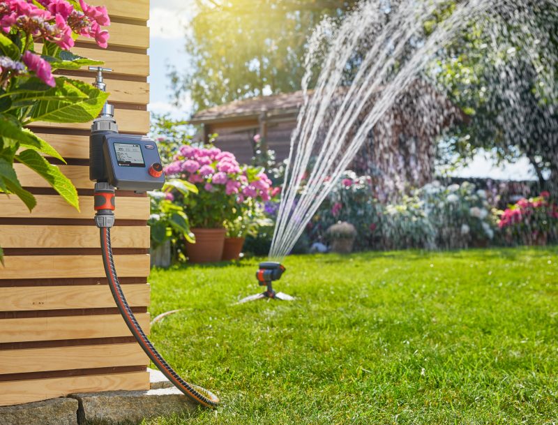 Programmateur Gardena Select vissé sur un robinet extérieur