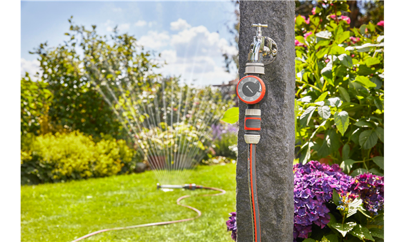 Minuterie d'arrosage Gardena vissée sur un robinet de jardin