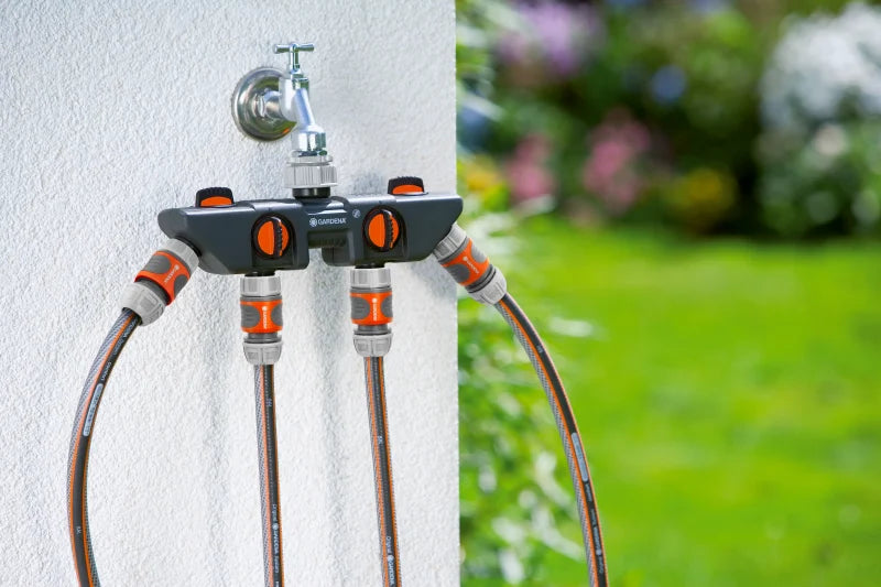 Sélecteur 4 voies Gardena vissé sur un robinet de jardin