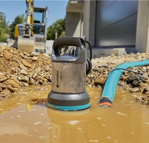 Pompe vide-cave Gardena 16000 en cours d'utilisation dans une cave inondée