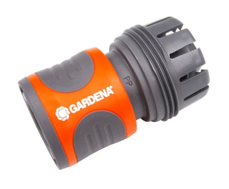 Raccord rapide Gardena clipsé sur un nez de robinet de jardin