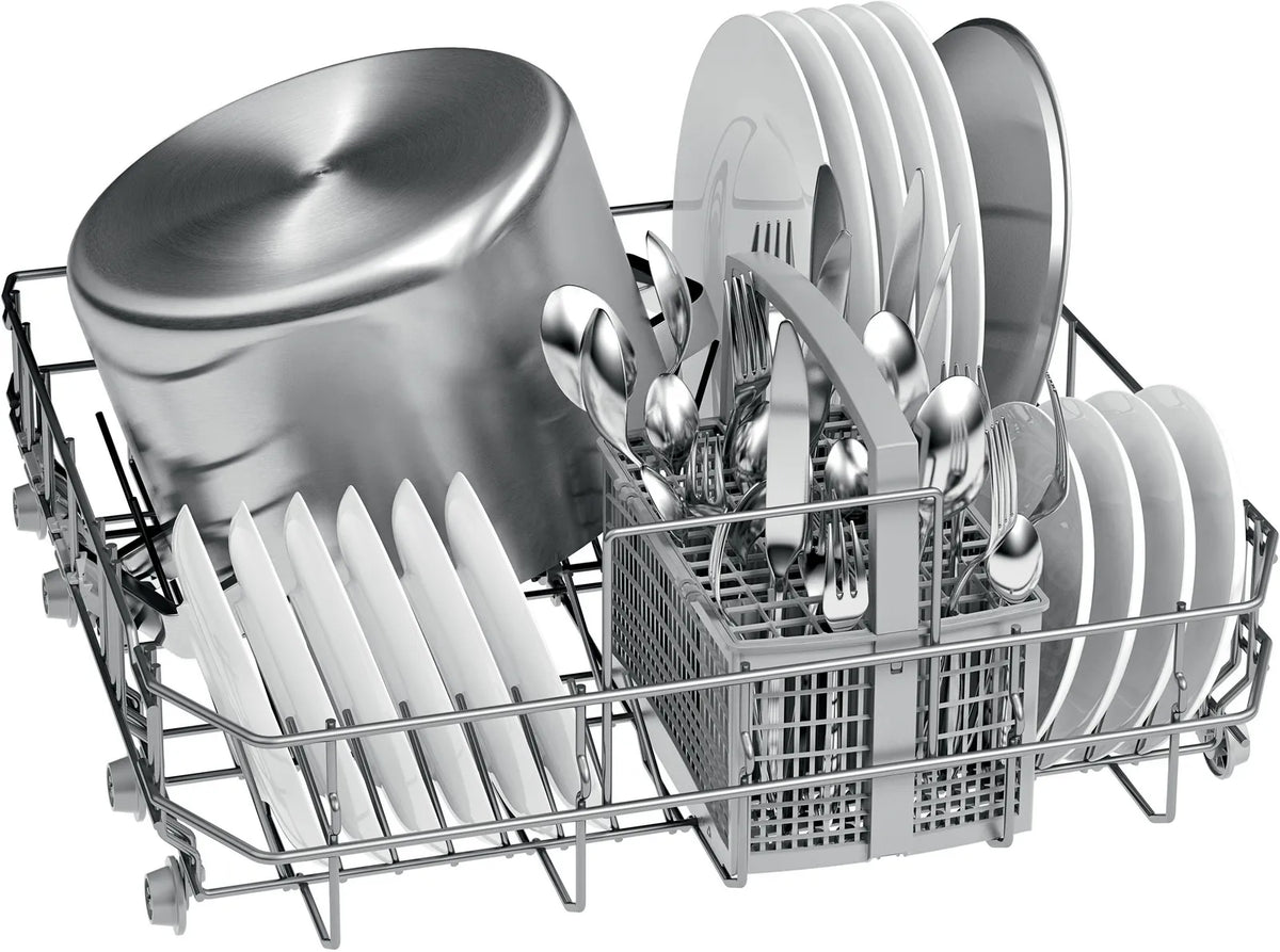 Panier inférieur chargé d'un lave-vaisselle Bosch
