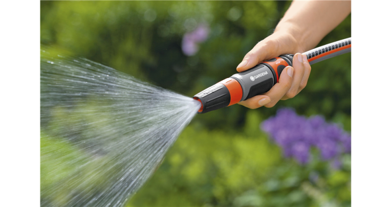 Détail des cinq composants du nécessaire de base Gardena 19 mm