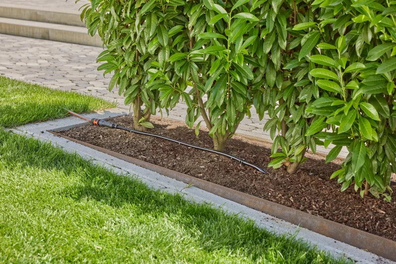Arrosage d'arbustes au goutte-à-goutte avec le kit Gardena 50 m