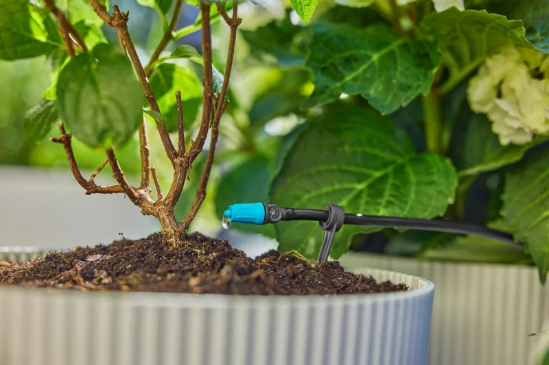 Tuyau de raccordement 13 mm du kit Gardena le long d'une terrasse