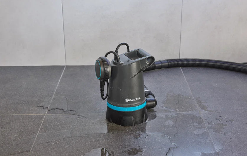 Pompe Gardena 20000 basic pour eaux claires en cours d'utilisation