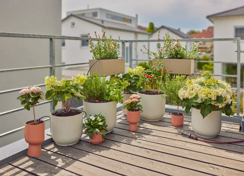 Installation goutte-à-goutte Gardena sur un balcon fleuri