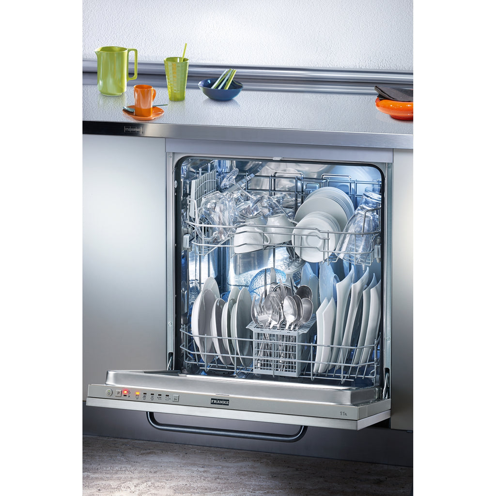Franke FDW 613 E5P installé, porte ouverte et paniers chargés