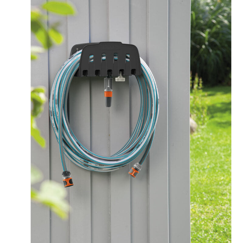 Porte-tuyau mural Gardena avec un tuyau d'arrosage enroulé