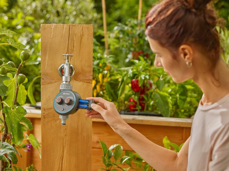 Programmateur Easy Plus Gardena relié à un tuyau d'arrosage