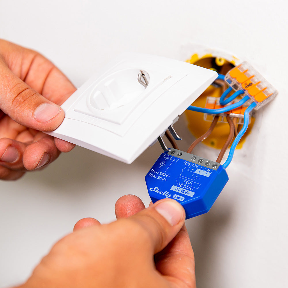 Shelly 1 Gen4 installé dans une boîte d'encastrement