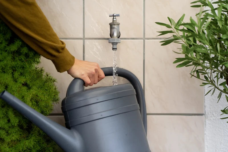 Raccordement en un clic d'un tuyau d'arrosage sur le nez de robinet Gardena