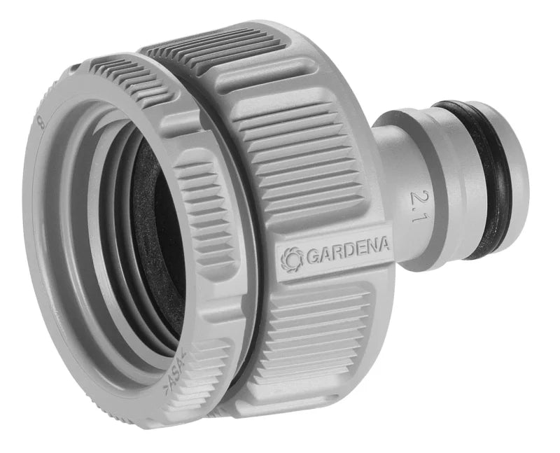 Utilisation de la lance de nettoyage Gardena pour laver une terrasse